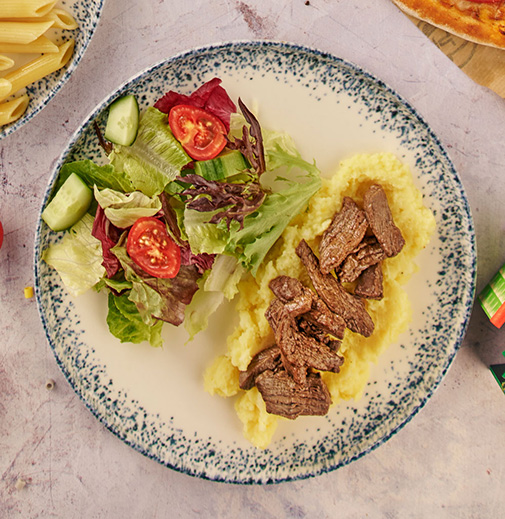 Çocuk Dana Bonfile Dilimleri,Patates Püresi ve Yeşil Salata